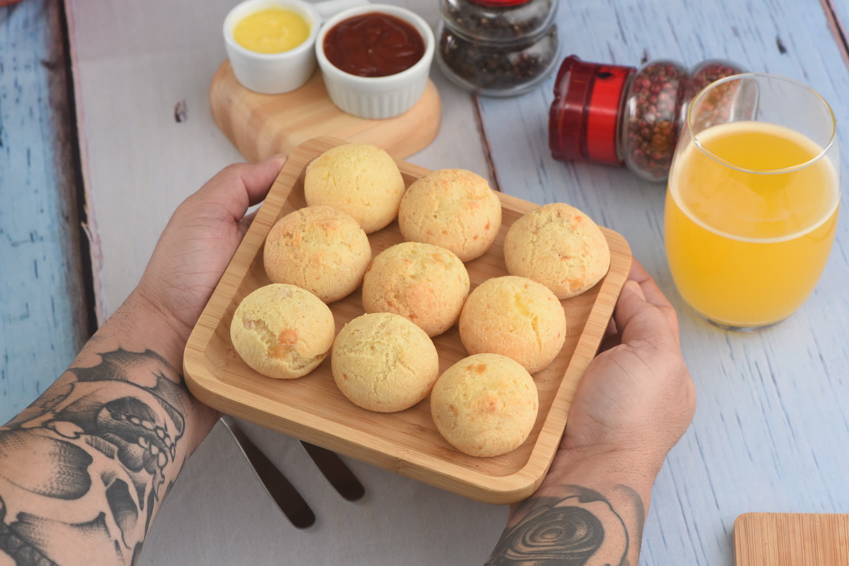 Tábua de pão de queijo Maricota servida à mesa