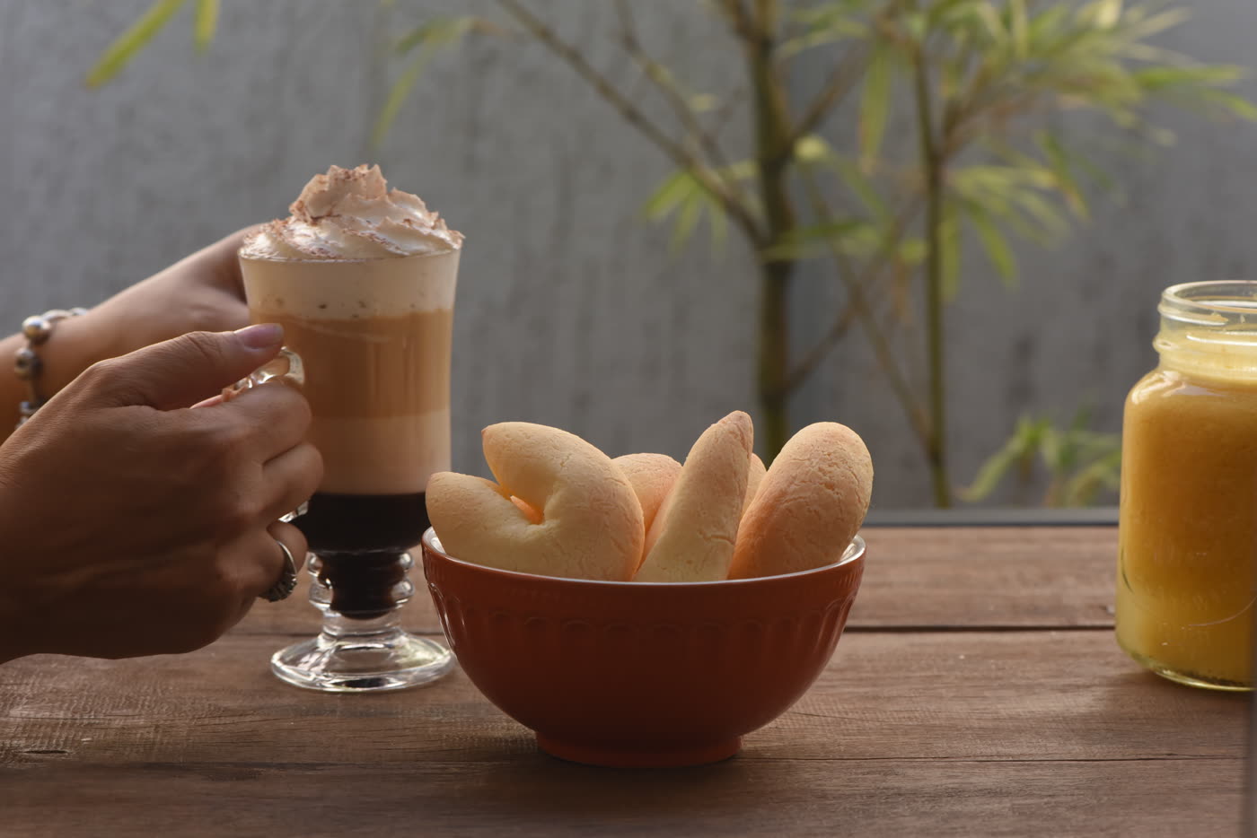 Pão de queijo palito servido com café na mesa